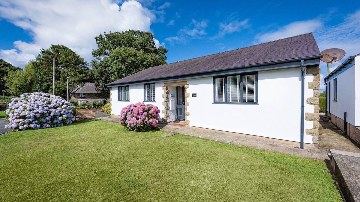 Tudweiliog House | 1 Bro Dwylan - Three Bedroom House, Sleeps 6