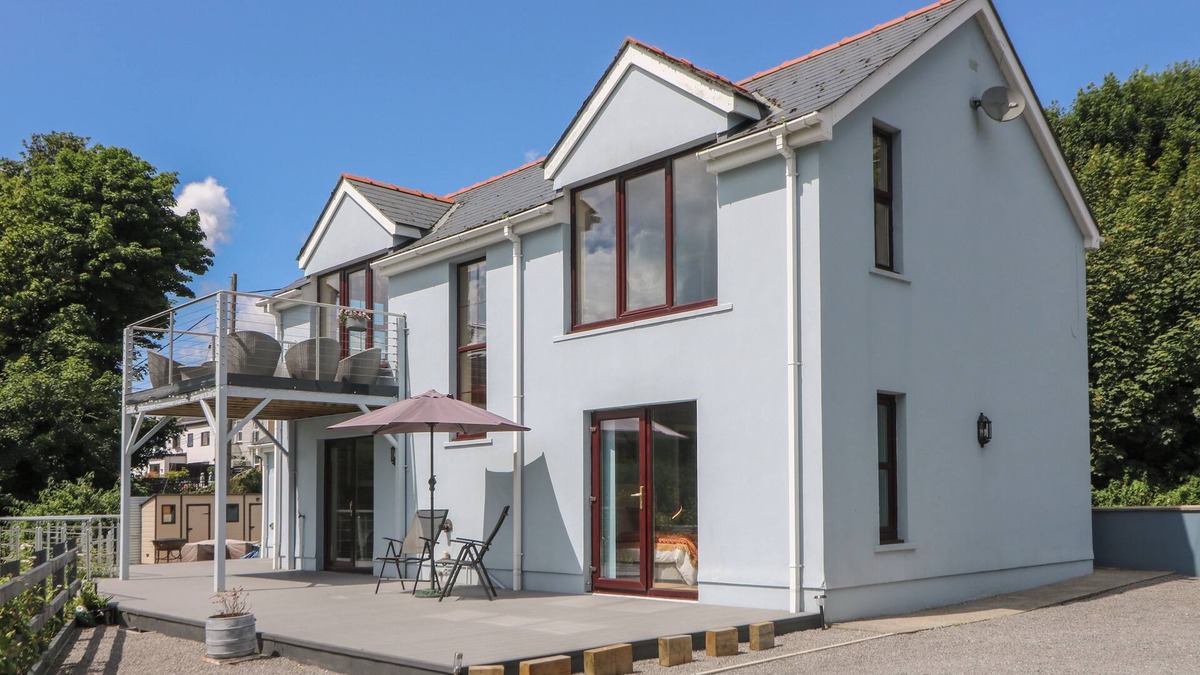 Amroth Cottage | 1 BRYN BEUDY, pet friendly, with hot tub in Stepaside