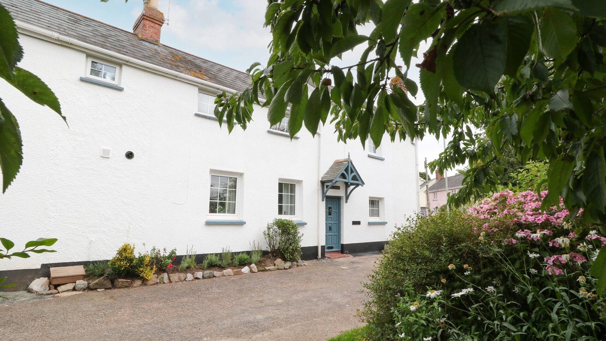 Woodbury Cottage | 1 CASTLE COTTAGES, pet friendly, with a garden in Woodbury