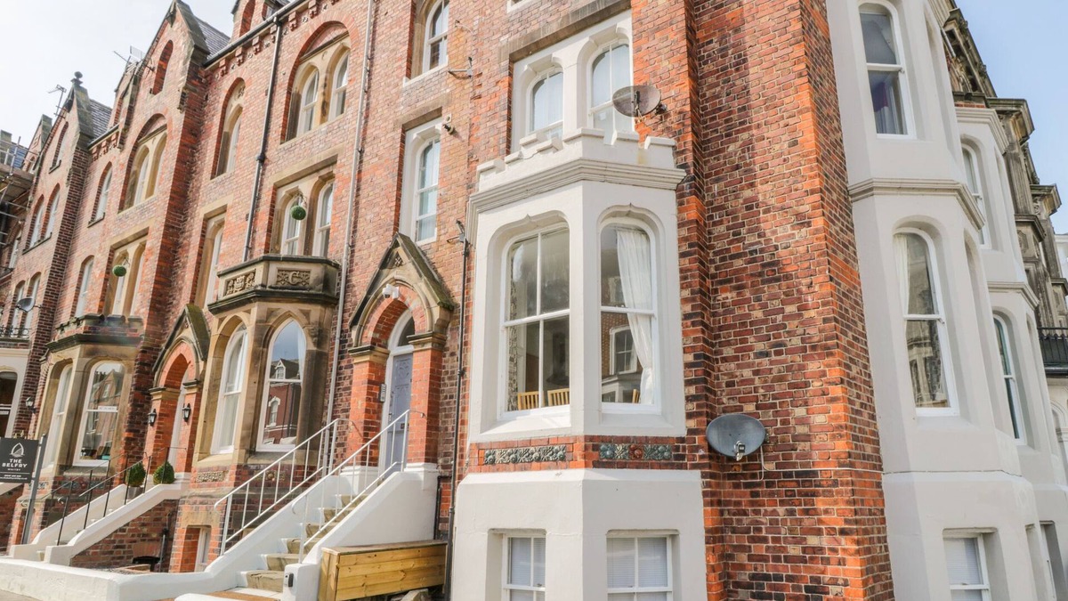 West Cliff Cottage | 1 CHURCH SQUARE, pet friendly, character holiday cottage in Whitby
