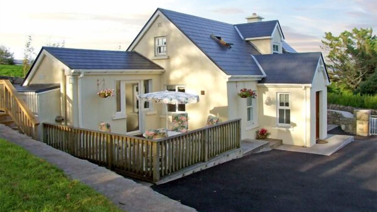 Kilkieran Cottage | 1 CLANCY COTTAGES, family friendly in Kilkieran, County Galway