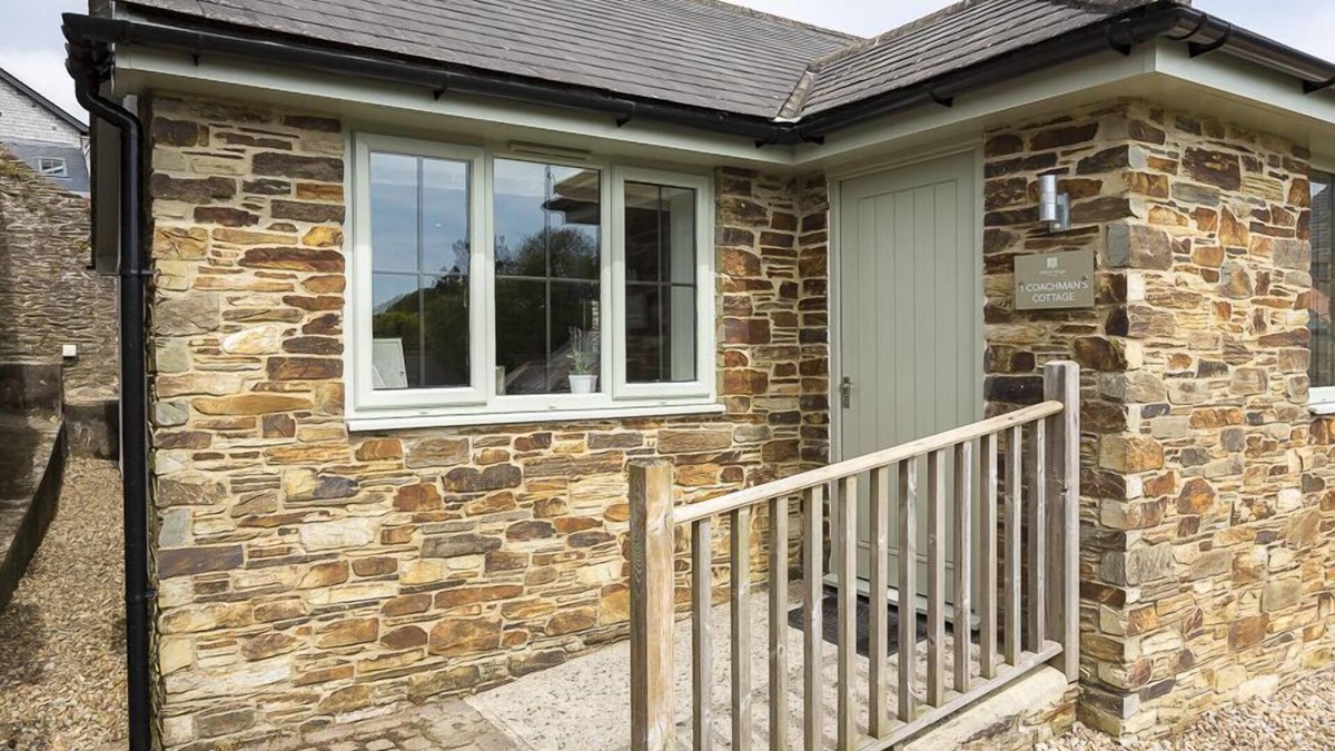 Bugford Cottage | 1 COACHMAN'S COTTAGE, HILLFIELD VILLAGE, pet friendly in Dartmouth