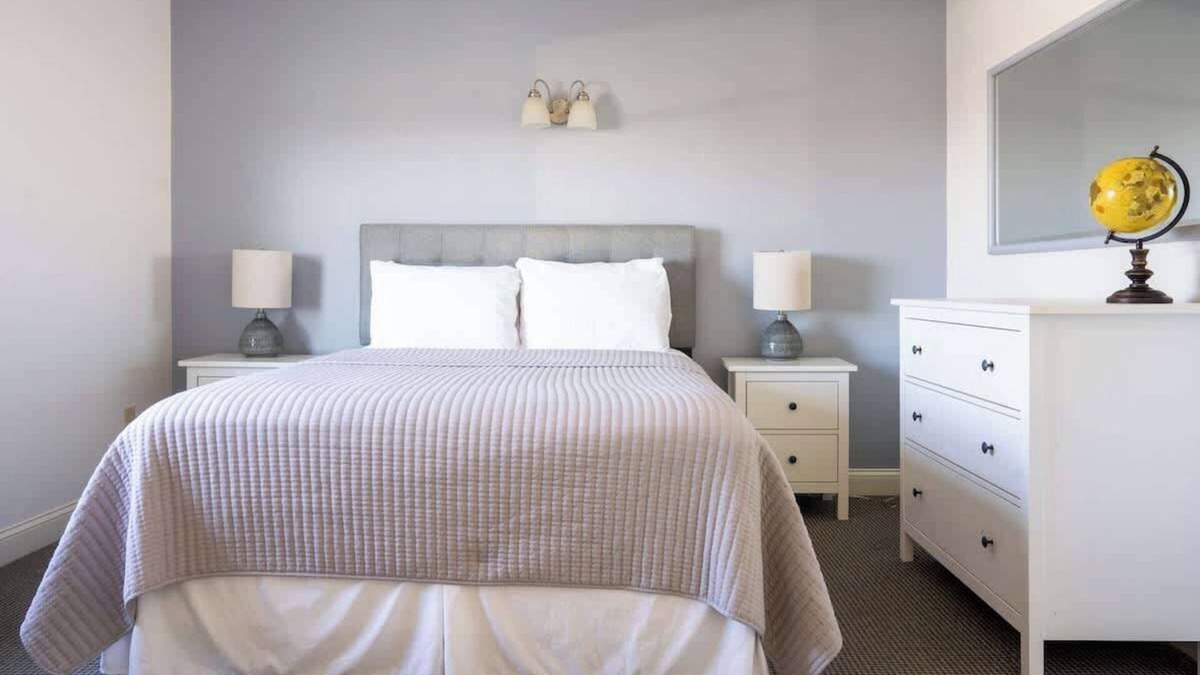 Middletown Hotel | #1 | Comfy Room w/Queen-bed
