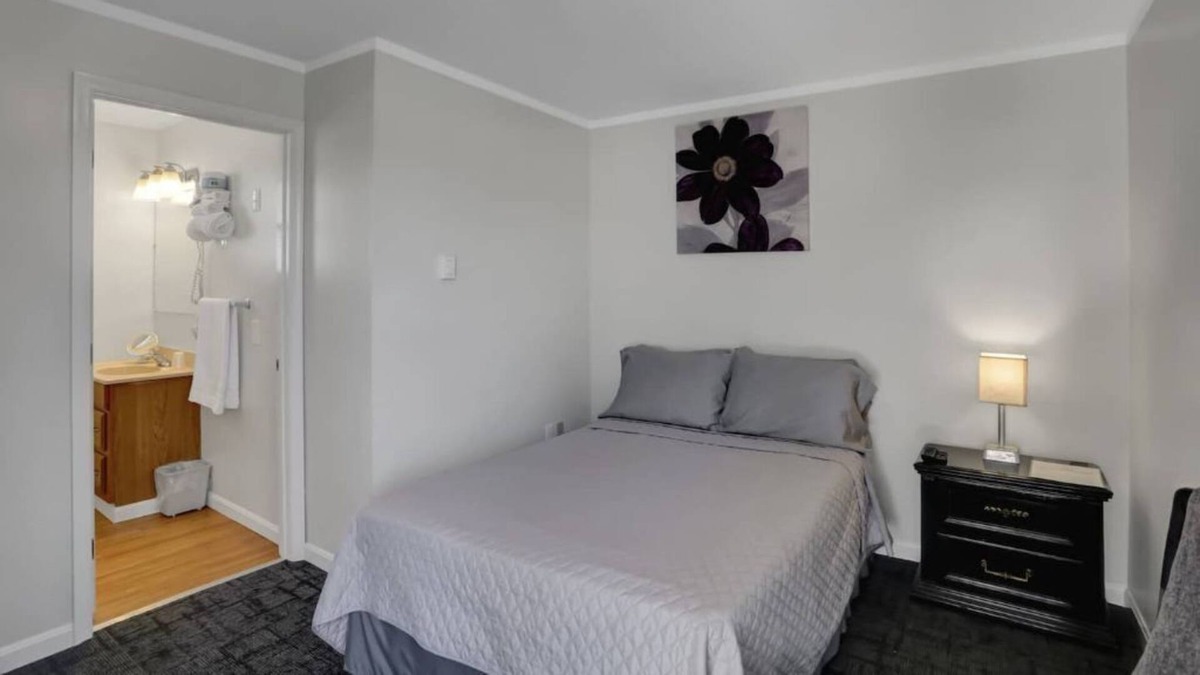 Loyalton House | 1 Dbl Bed at Halifax Inn - Pet Friendly
