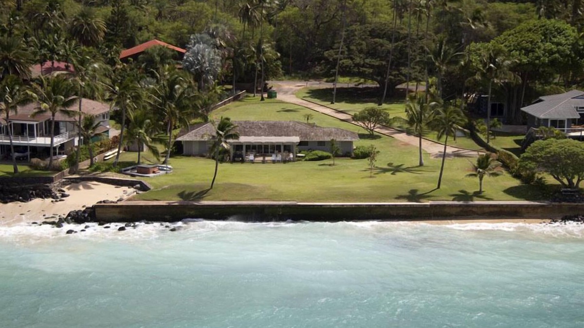 Kahului House | #1 Family & Windsurf Friendly Private Sandy Beachfront Home on North Shore
