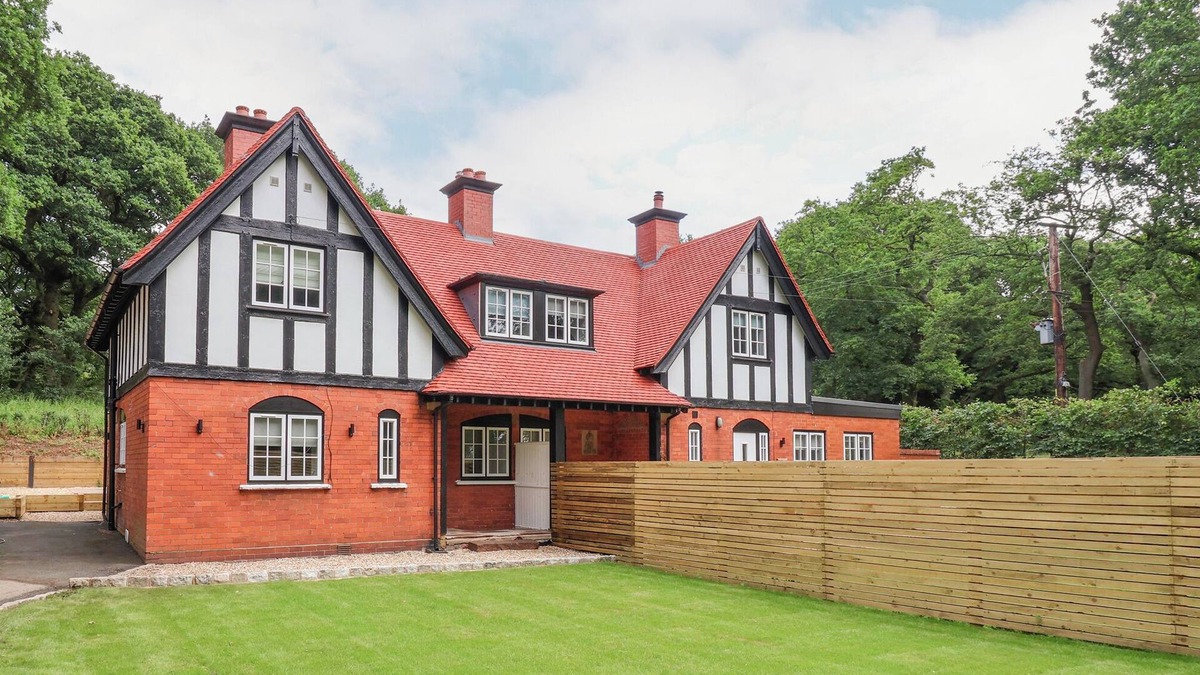 Cotebrook Cottage | 1 GOLF LINKS COTTAGES, pet friendly, with a garden in Norley