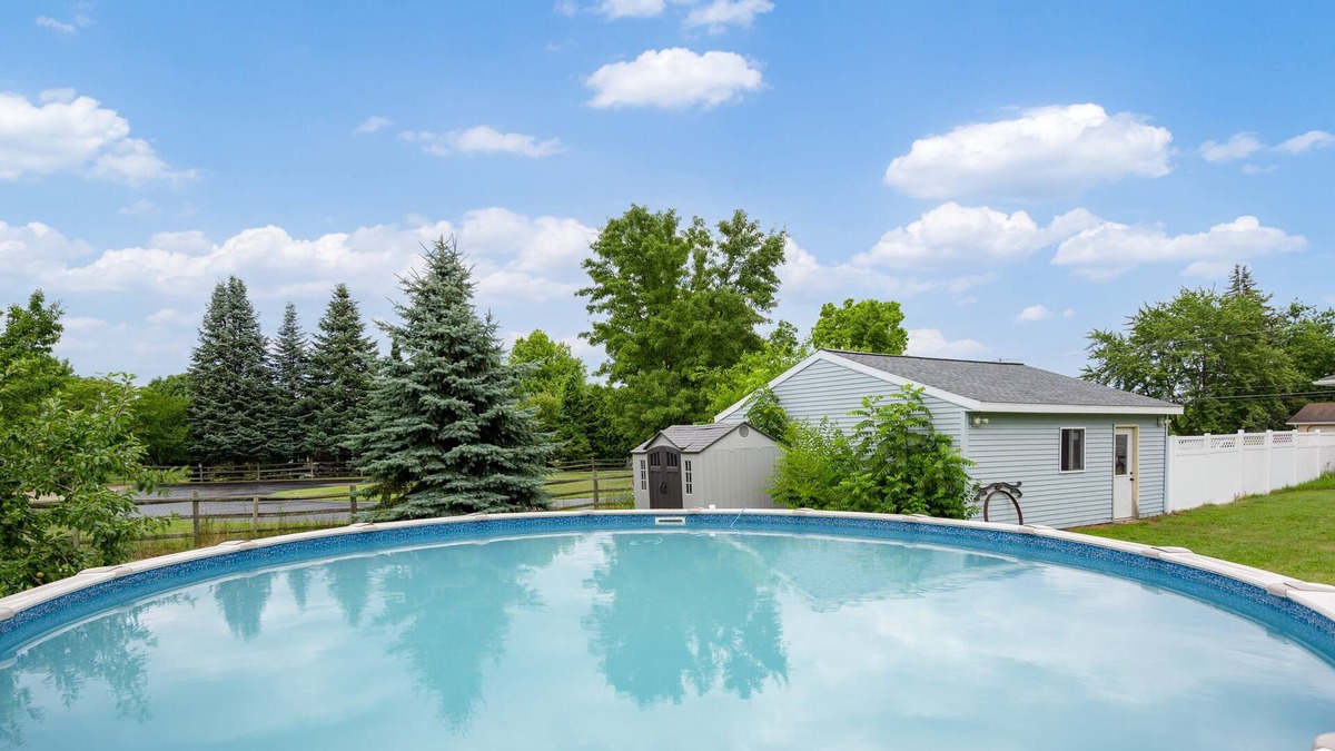 Holland House | 1 Happy Acre Summary:
