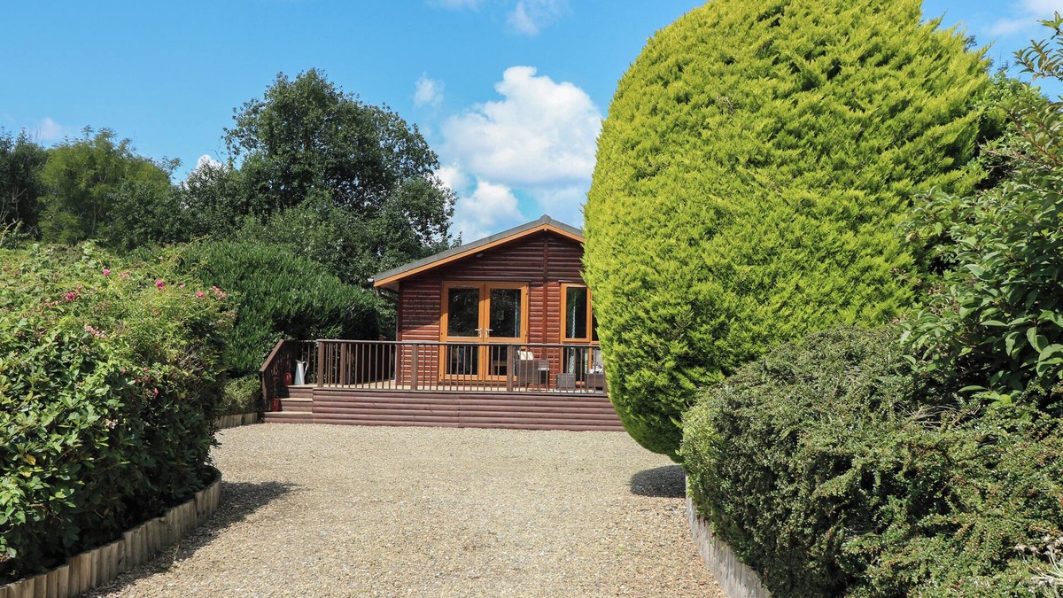 Narberth Cottage | 1 HORNBEAM LODGE, family friendly, with hot tub in Narberth