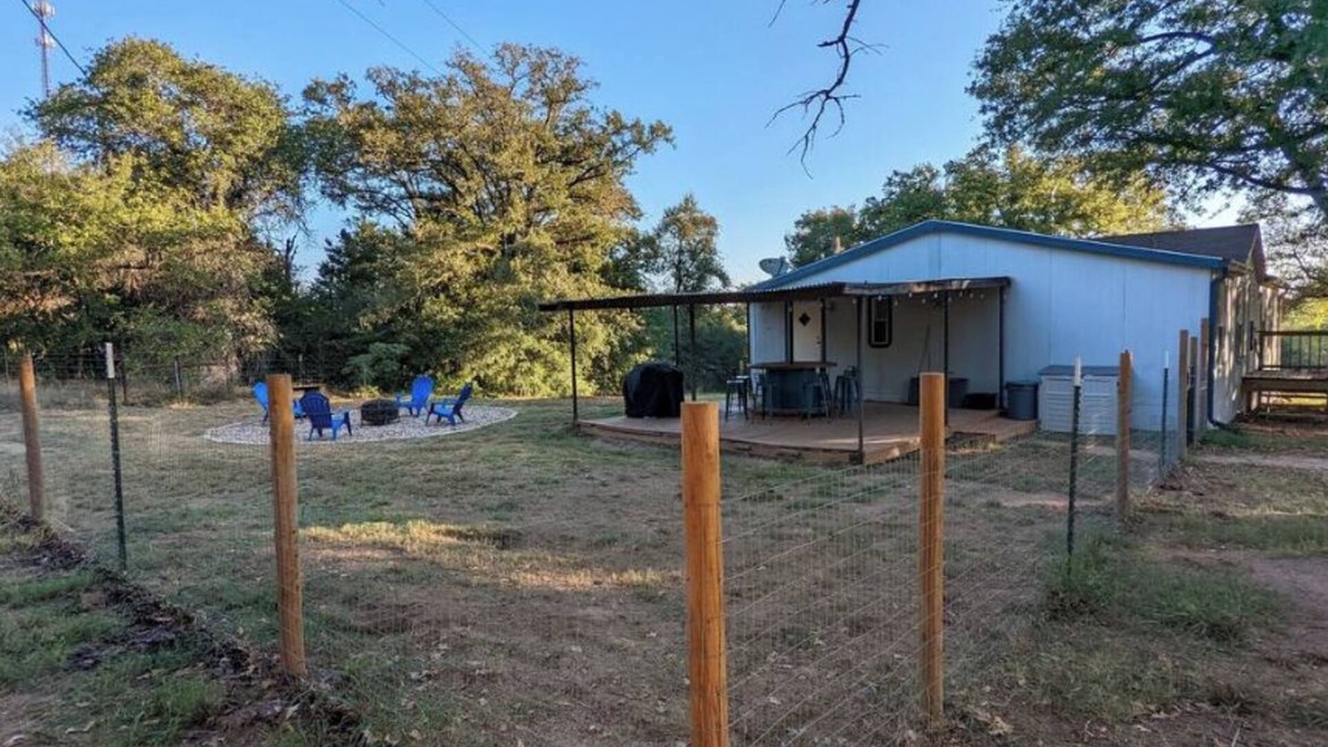 Elgin House | 1 House + 1 Yurt on 5 Acres