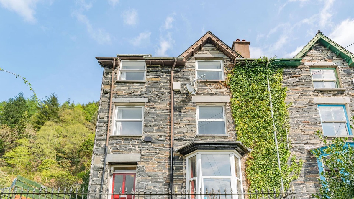 Corris Apartment | 1 ISYGRAIG, pet friendly, with a garden in Machynlleth