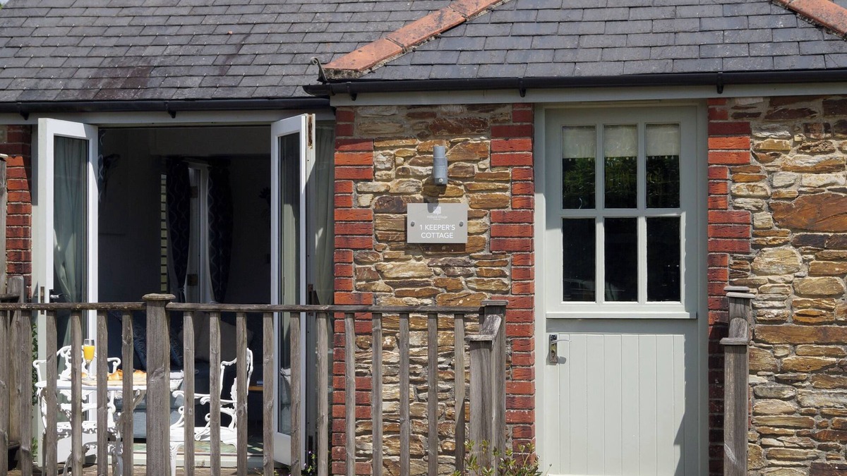Bugford Cottage | 1 KEEPERS COTTAGE, HILLFIELD VILLAGE, family friendly in Dartmouth