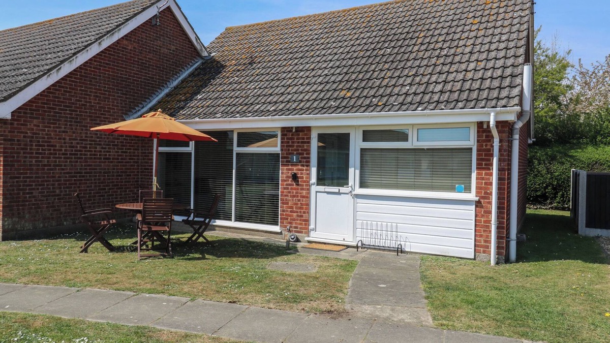 Kessingland House | 1 KESSINGLAND COTTAGES, pet friendly, with a garden in Kessingland