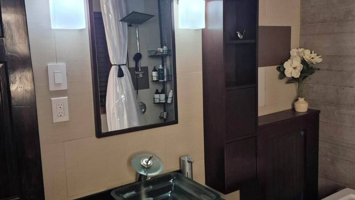 Queens House | 1 King + 2 full beds apt. 20 min train to Manhattan NYC. 5 mins from JFK Airport