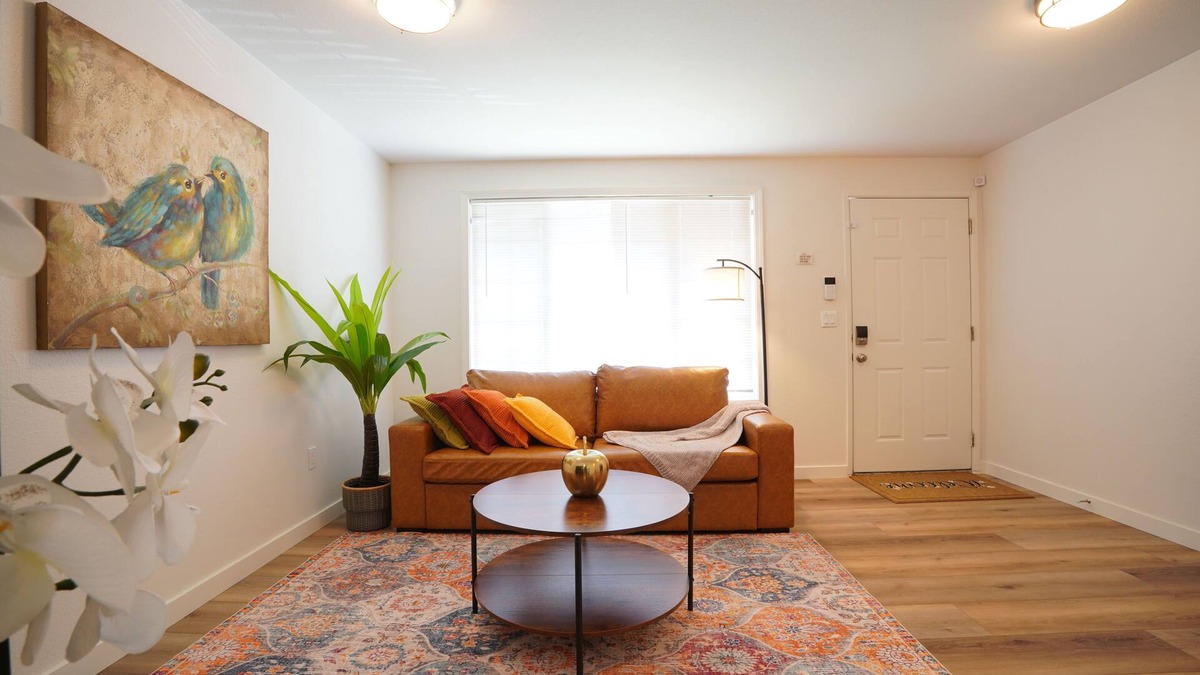 Everett House | 1 King 2BR w/smartTV, Wifi & stocked kitchen in tranquil