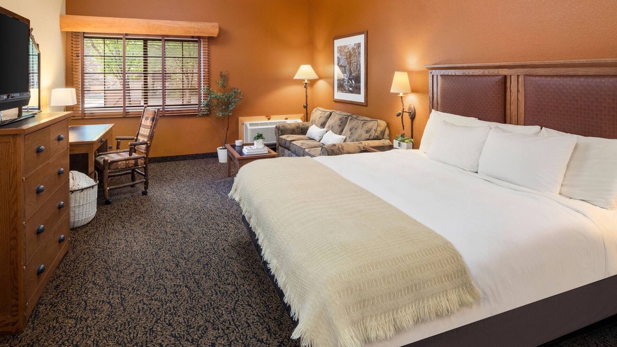 Rothschild House | 1 King Accessible Room With Access to Pool, Hot Tub, and Gym