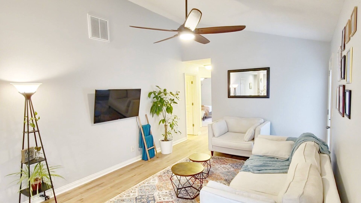 Owensboro House | 1 King Bed + 1 Queen Bed + 2 Full Bathrooms Kitchen + Laundry Room + Patio