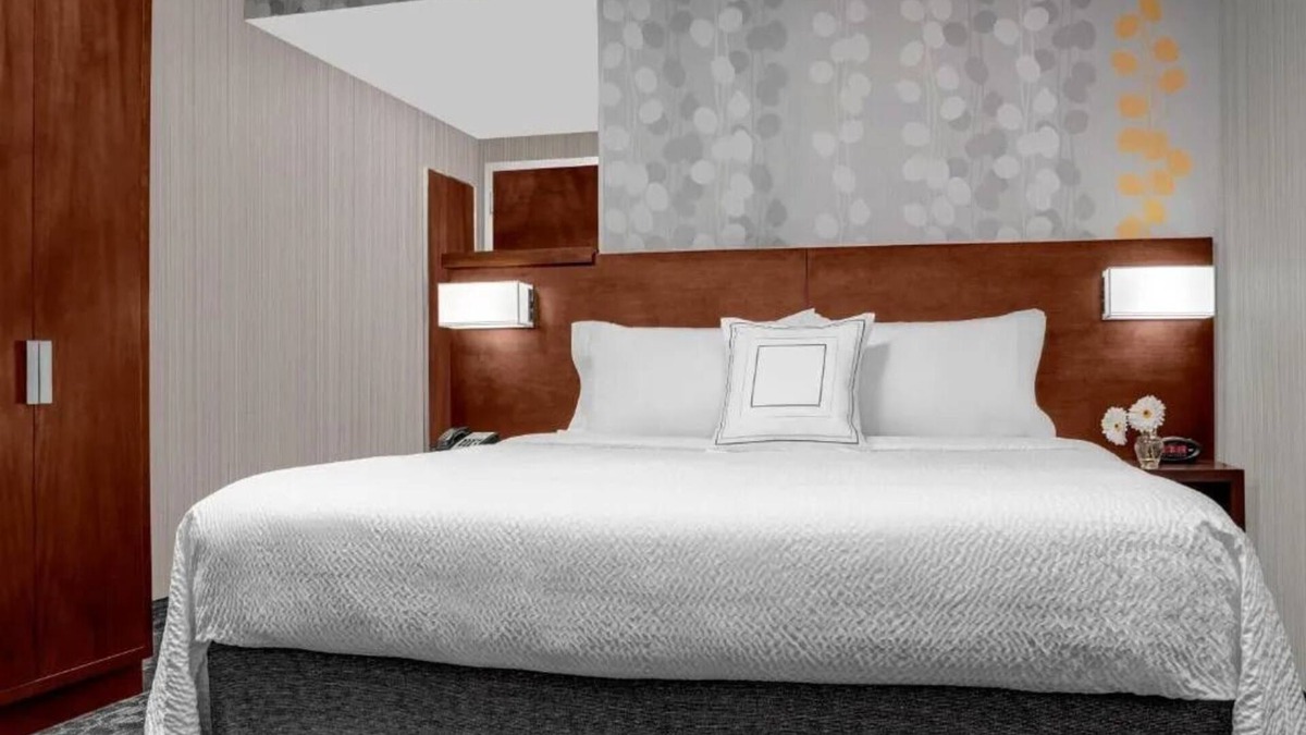 Upper East Side Hotel | 1 King Bed at Courtyard New York Manhattan! Onsite Dining!