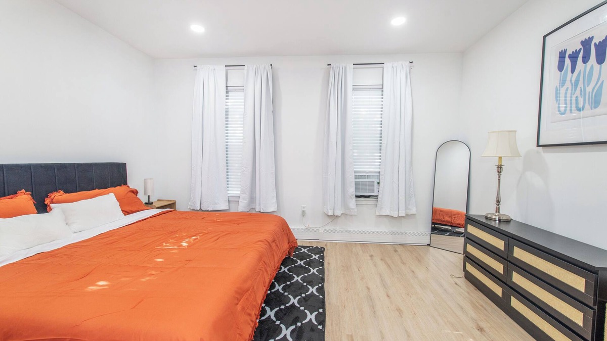 Forest Hill House | 1 King Bed, Laundry, Private Parking, Pet friendly