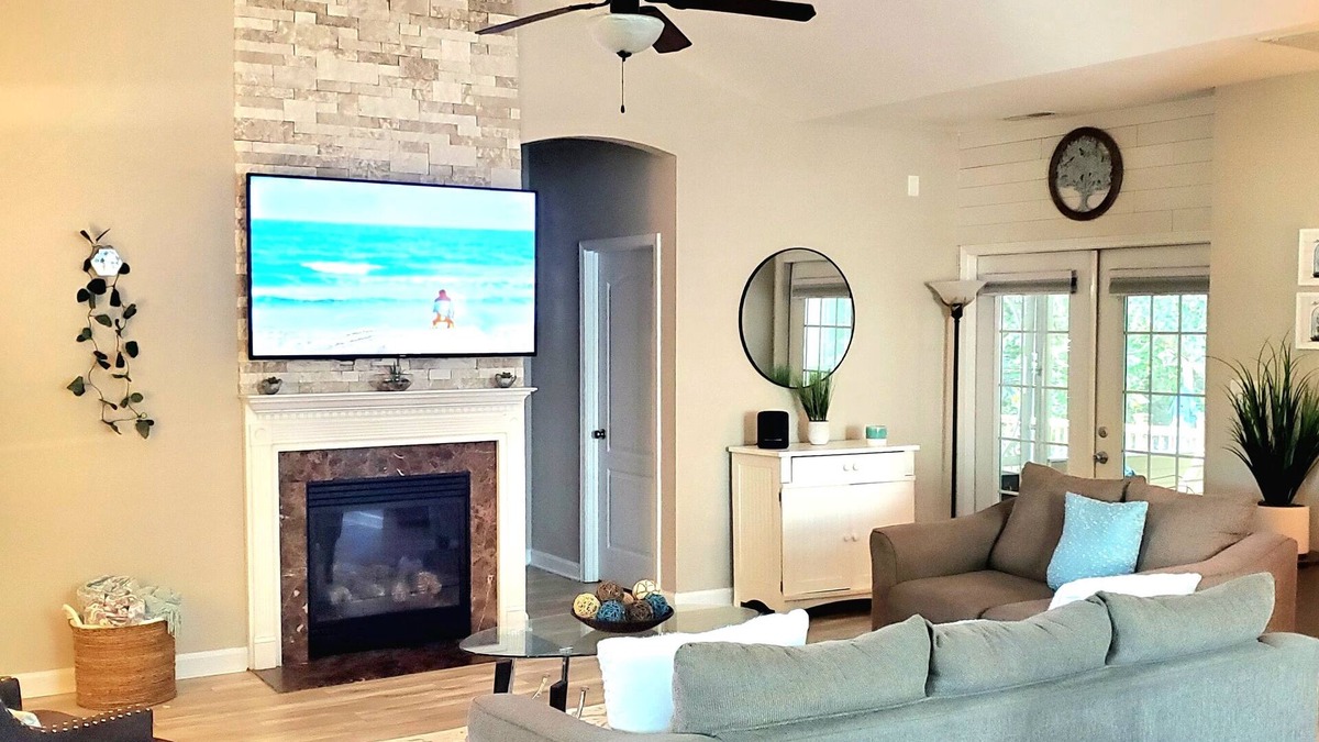 Westgate House | 1 King suite 2 queen's bedroom lfamily home great location!