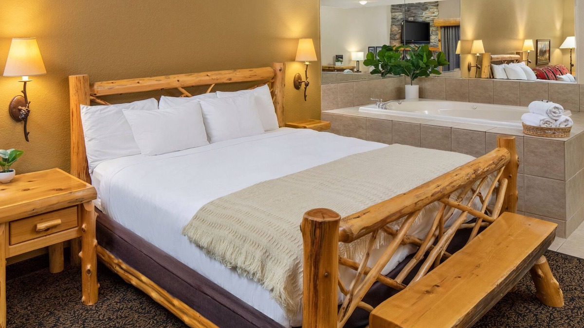 Rothschild House | 1 King Whirlpool Suite With Access to Pool, Hot Tub, and Gym