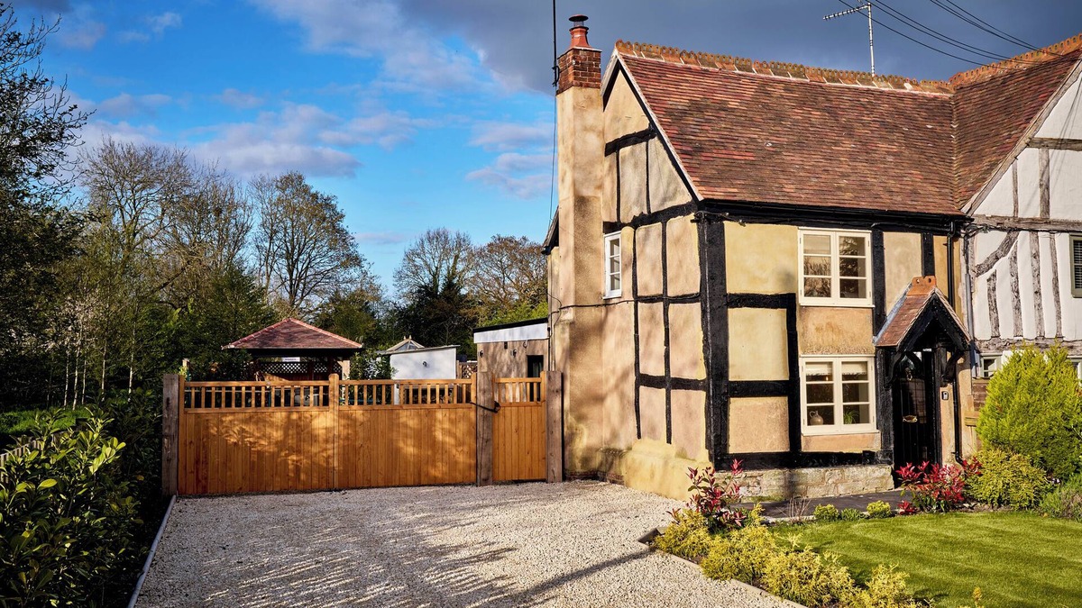 Wixford Cottage | 1 KINGSWOOD COTTAGE, pet friendly, with hot tub in Lapworth