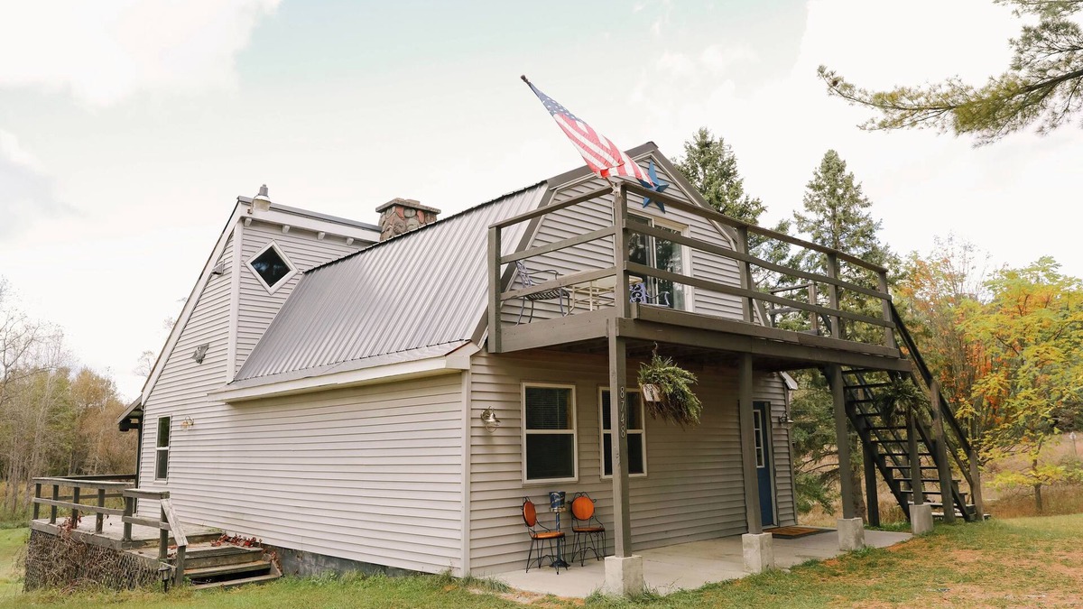 Cheboygan County House | 1 large loft bedroom house, Family Friendly, Close to attractions, relaxing!