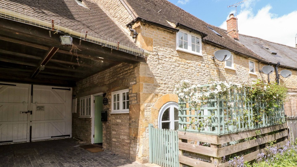 Stow-on-the-Wold Cottage | 1 MANOR COTTAGE, pet friendly, with a garden in Stow-On-The-Wold