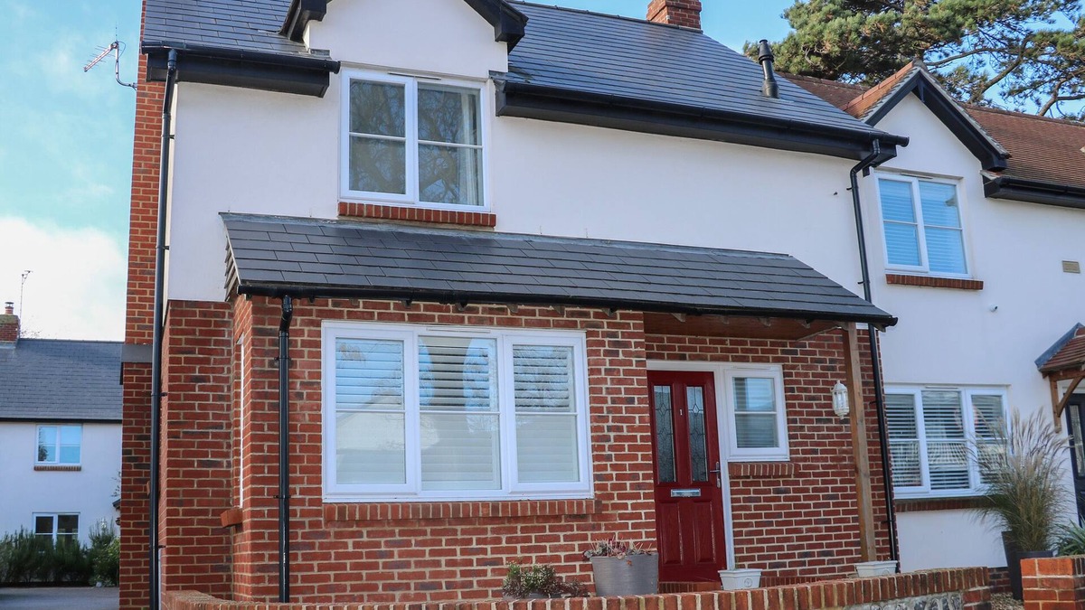Littlehampton Cottage | 1 MATRONS COTTAGES, pet friendly, with open fire in East Preston