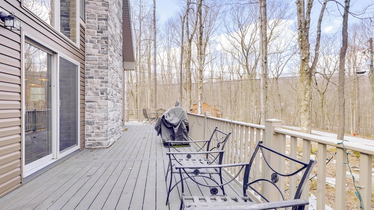 Alpine Lake Cabin | < 1 Mi to Alpine Lake: Cabin w/Furnished Deck!