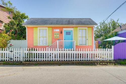 Galveston House | 1 Mi to Beach Colorful Cottage in Galveston!