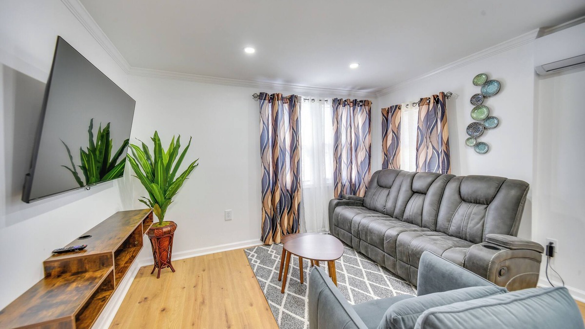Norfolk Apartment | < 1 Mi to Beaches: Central Norfolk Apartment!