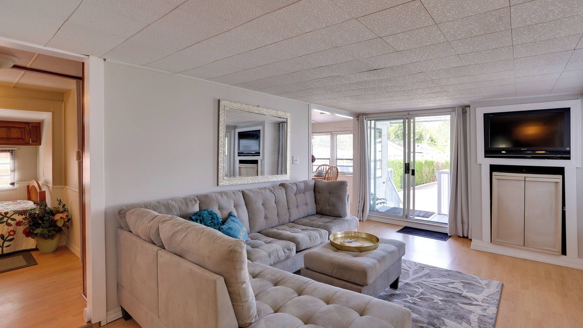 Birch Bay Cabin | 1 Mi to Birch Bay SP! Cozy Cabin w/Pool Access