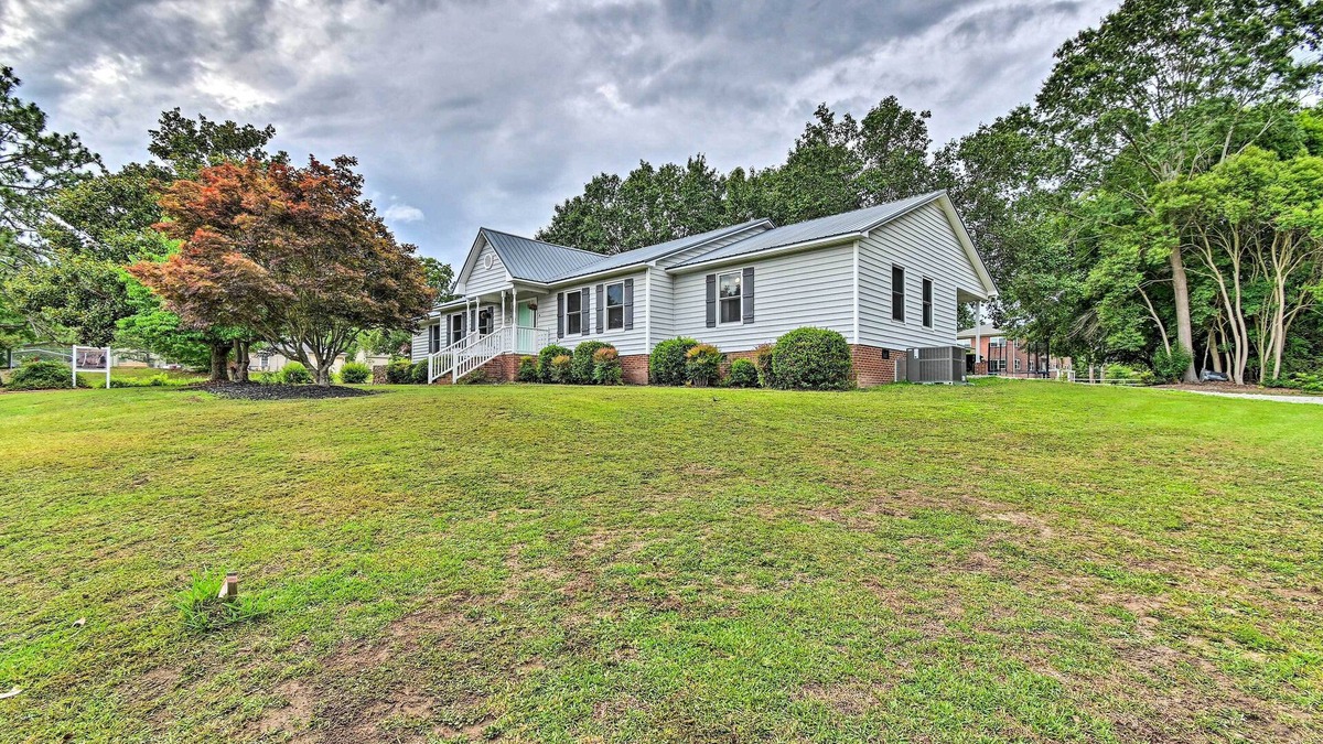 Lillington House | 1 Mi to Cape Fear River: Pet-Friendly Retreat