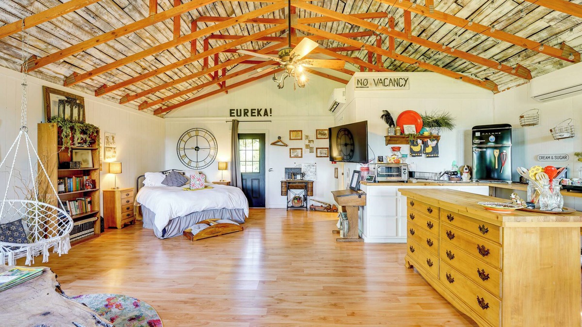 Eureka Springs Apartment | 1 Mi to Downtown Eureka Springs: Studio Retreat