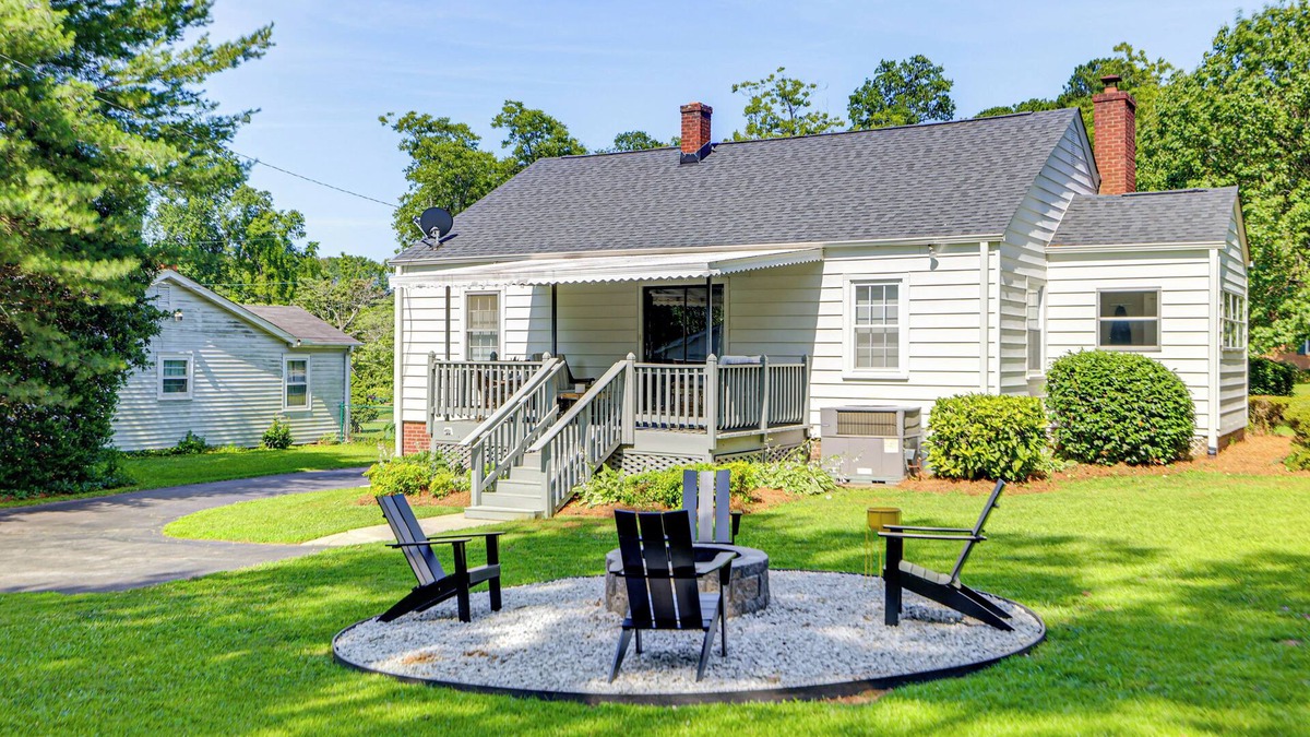 Greer House | 1 Mi to Downtown Greer: Family Home w/Gazebo!