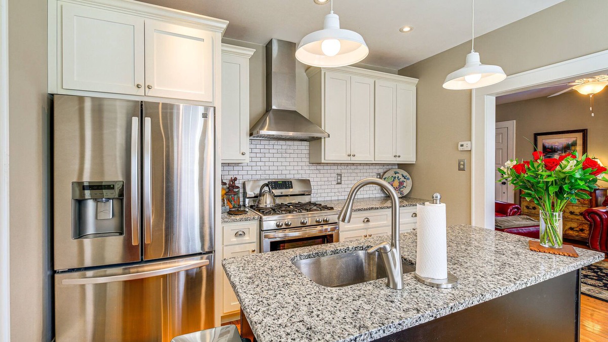 Bristol Cottage | 1 Mi to Dtwn: Bristol Cottage w/Hot Tub & Grill!