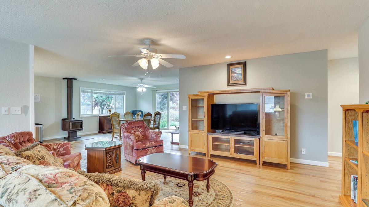 Enumclaw House | 1 Mi to Dtwn: Enumclaw Family Retreat!