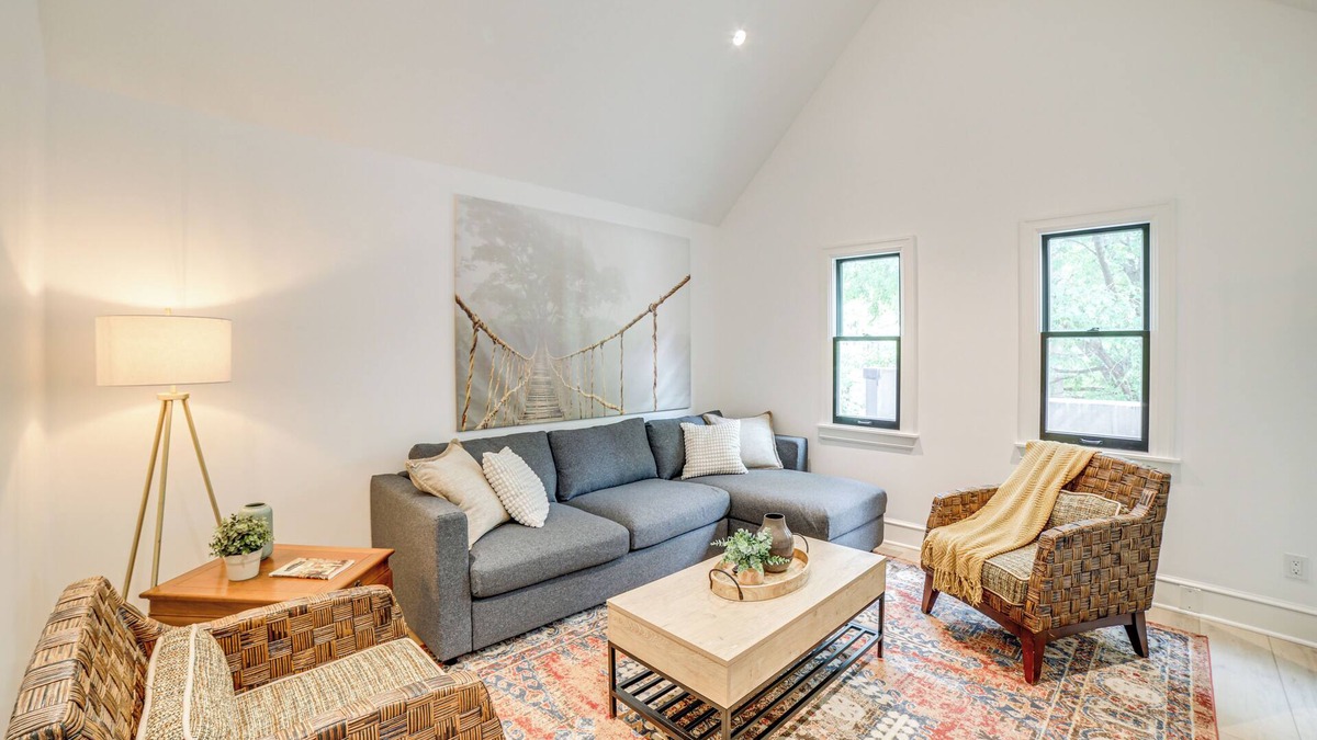 Grand Rapids Condo | 1 Mi to Dtwn Grand Rapids: Chic Condo w/Balcony!