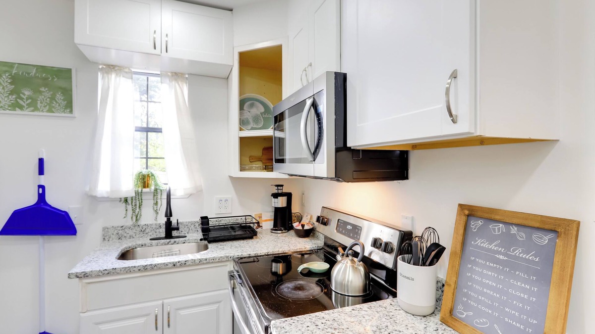 Macon Cottage | 1 Mi to Dtwn Macon: Cozy Home w/Fenced Yard