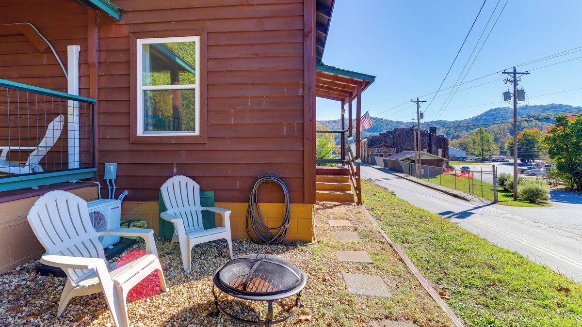 Murphy Cottage | < 1 Mi to Dtwn: Pet-Friendly Cabin in Murphy!