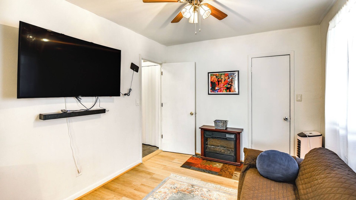 Downtown Apartment | 1 Mi to Dtwn: Remote Work-Friendly Apt in Hampton!