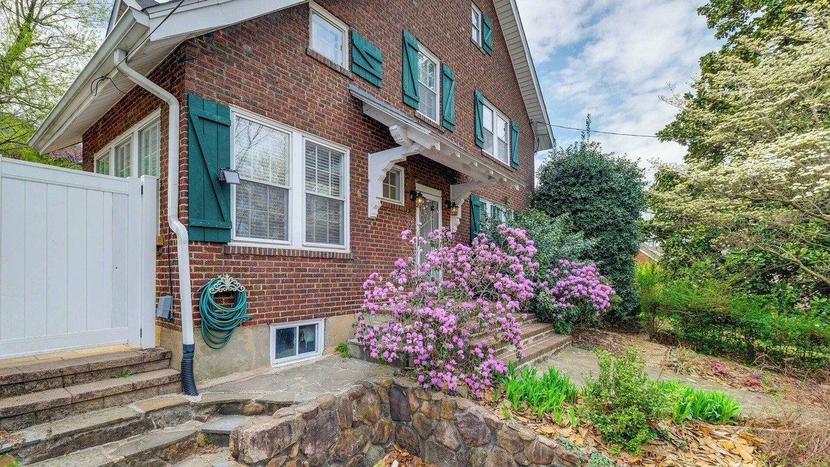 Roanoke House | 1 Mi to Dtwn Roanoke: Home w/Yard & Mtn View!