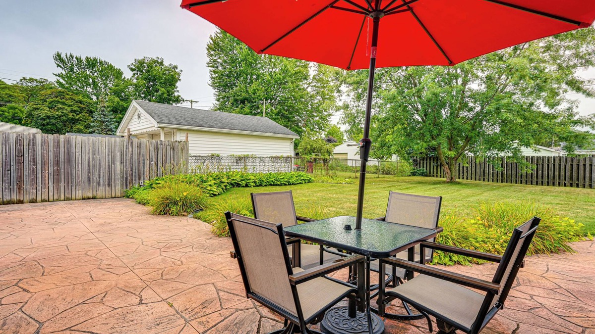 Owosso House | 1 Mi to Dtwn: Suburban Home w/Yard in Owosso