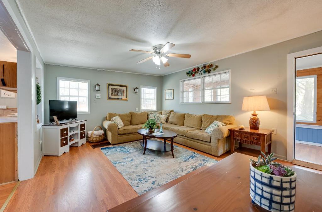 Magnolia Bluffs House | 1 Mi to Fishing Pier Apalachicola Bay Getaway!