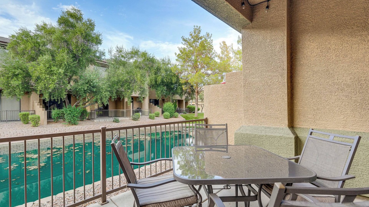 Fox Crossing House | 1 Mi to Golf: Lake-View Condo w/Pool in Chandler!
