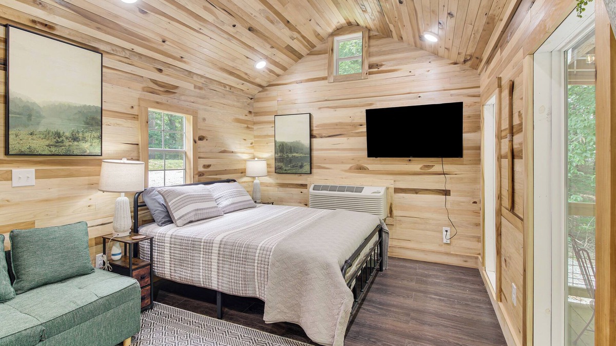 Byrdstown Apartment | 1 Mi to Lake: Charming Byrdstown Retreat w/Deck!
