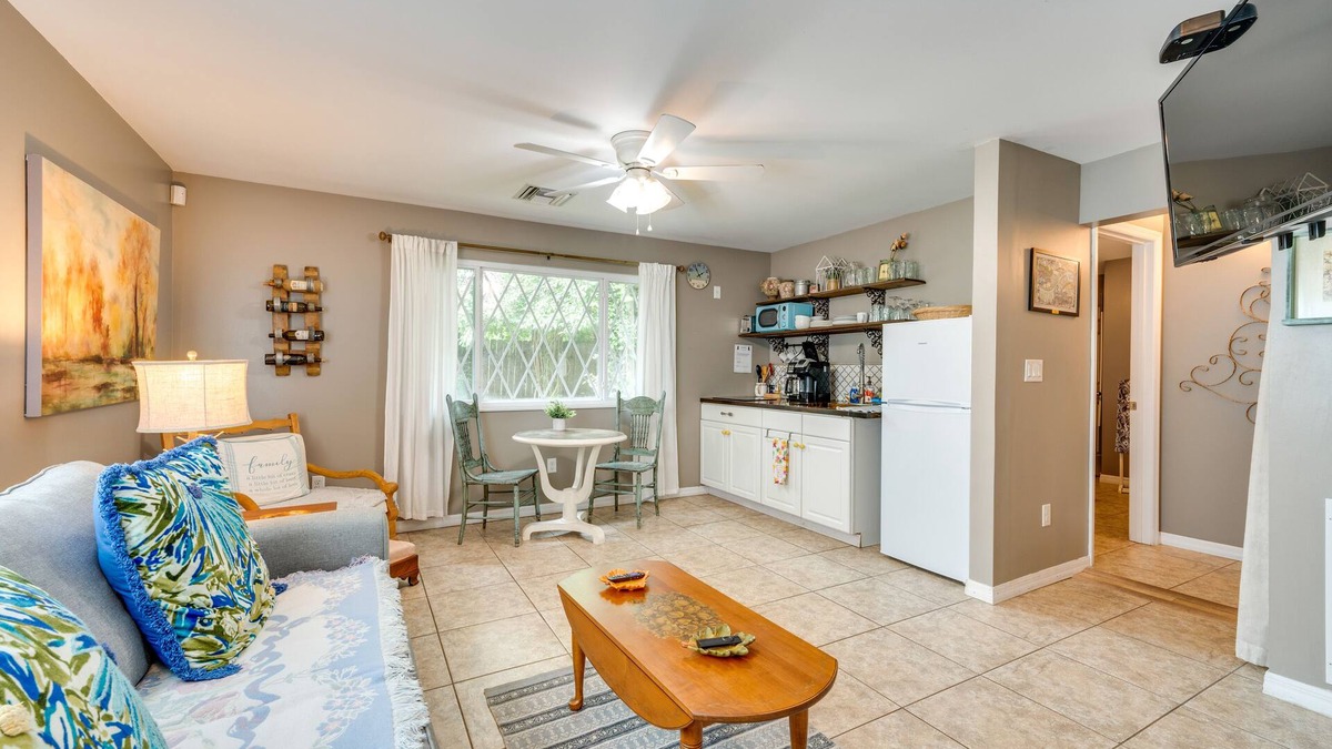 Mount Dora Cottage | 1 Mi to Lake Dora: Cottage w/Shared Yard & Patio!