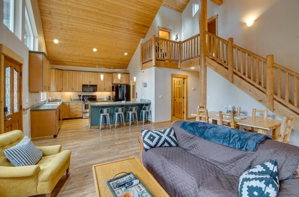 Easton House | 1 Mi to Lake Easton Family Cabin with Deck!
