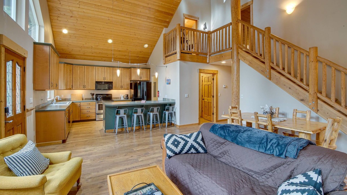 Easton Cabin | 1 Mi to Lake Easton: Family Cabin w/Deck!