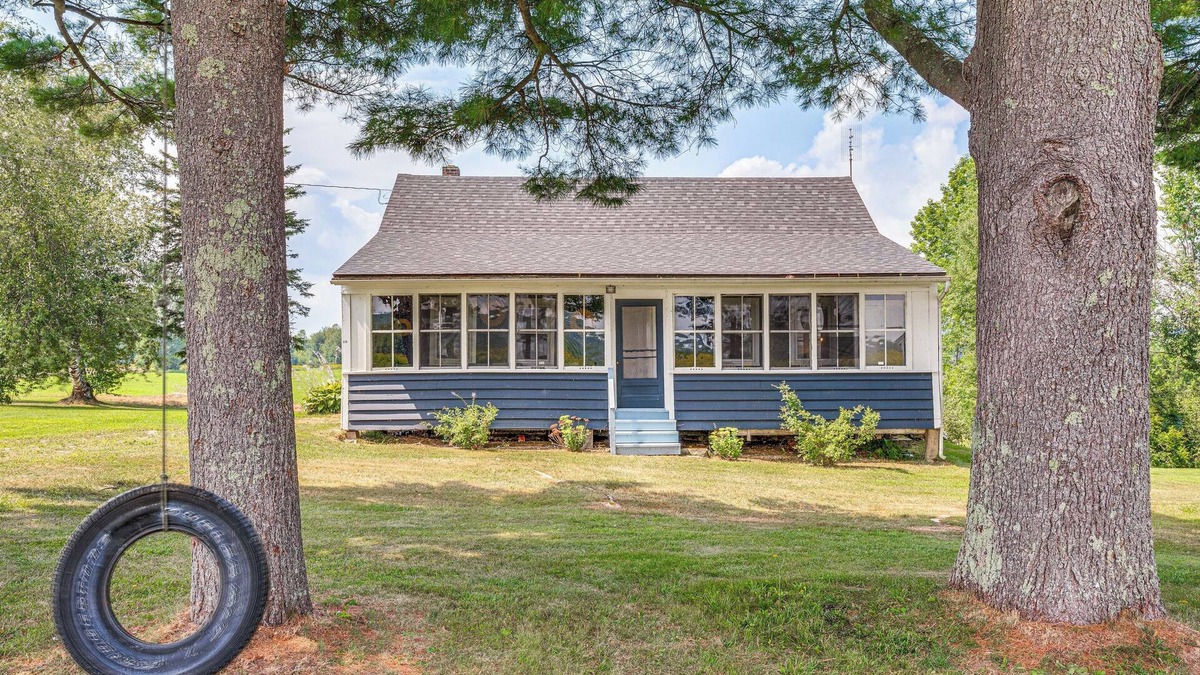 Beebe Plain Cabin | < 1 Mi to Lake: Mtn-View Cabin w/Porch in Newport
